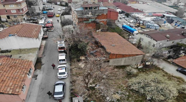 Ataşehirde 2 katlı evin çatısı çöktü