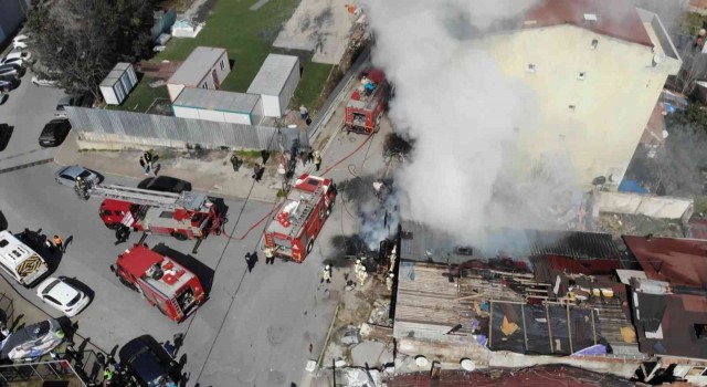 Ataşehirde alevlerin sardığı gecekondu küle döndü
