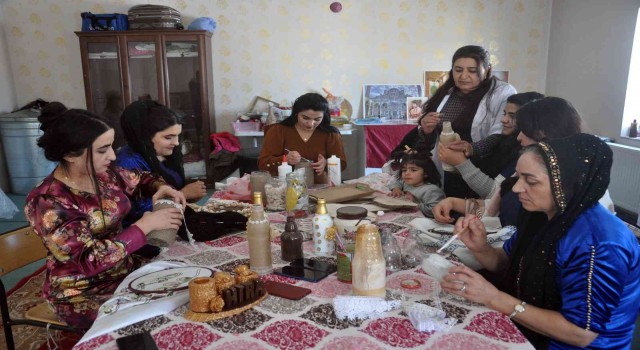 Atık malzemeler hediyelik eşyaya dönüşüyor