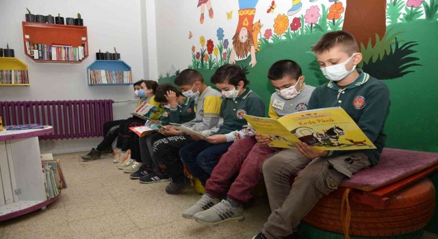 Atık malzemeler okula kütüphane oldu