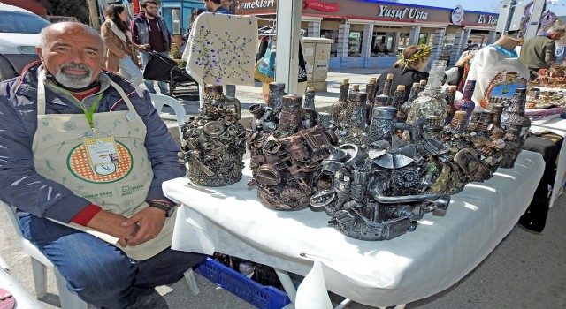 Atıkları sanat eserine dönüştürüyor