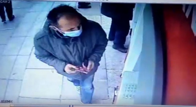 ATMde unutulan emekli maaşını kapan hırsız kamerada