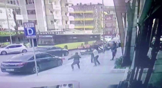 Avcılarda 5 yaşındaki çocuk dehşeti yaşadı: Babasını gözünün önünde vurdular