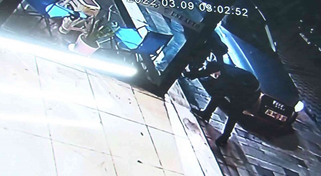 Avcılarda bir oto galeride 2 buçuk milyon TLlik soygun