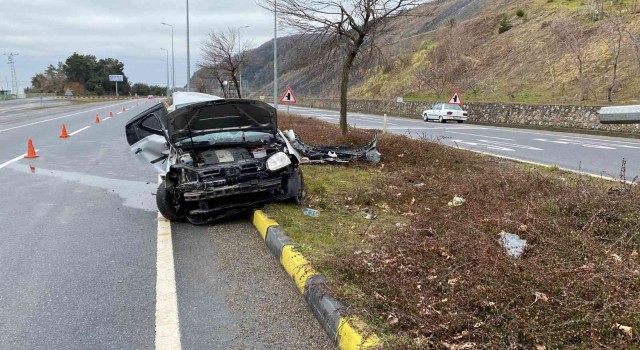 Aydınlatma direğine çarpan otomobil kağıt gibi ikiye katlandı