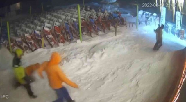 Ayı ile böyle göz göze geldiler...Uludağda ayı paniği kamerada