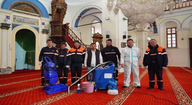 Ayvalıkta belediyeden ibadethanelere Ramazan temizliği
