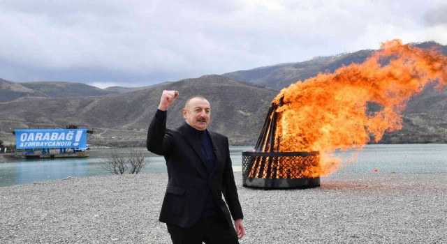 Azerbaycan Devlet Başkanı İlham Aliyev nevruz ateşini yaktı
