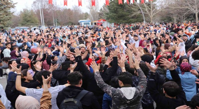 ‘Bahar Geliyor konserlerinde üniversite öğrencileri doyasıya eğlendi