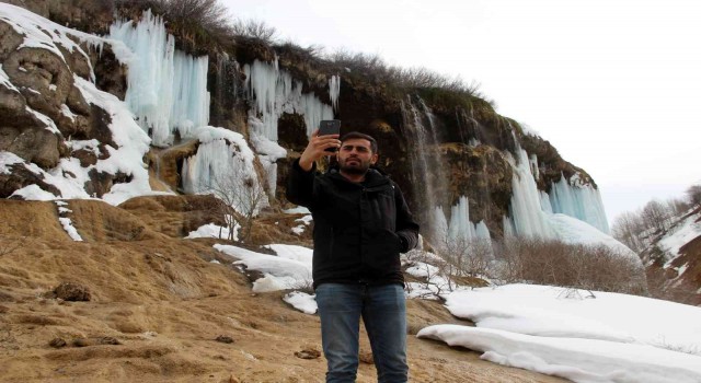 Baharda şelalede oluşan buz sarkıtları, turkuaza çalan rengiyle büyüledi