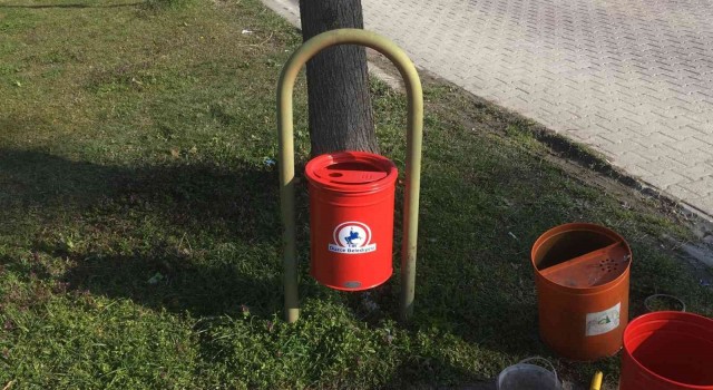 Bahçeşehir bölgesinde çöp kutuları yenilendi