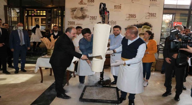Bakan Varank, Maraş dondurmasını satırla kesti