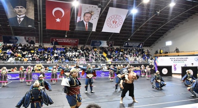 Balıkesirde Halk oyunları şenliği yapıldı