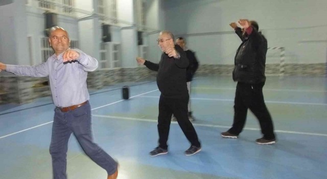 Balıkesirde mahalle muhtarları zeybek, çökertme ve Edremit güvende oyunlarını öğrendi