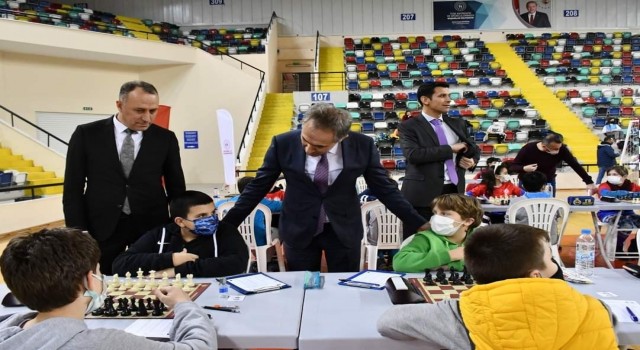 Balıkesirde öğrenciler satrançta ödül için hamle yaptılar