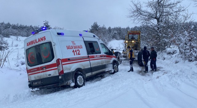 Bartında kara saplanan ambulansı karla mücadele ekipleri kurtardı