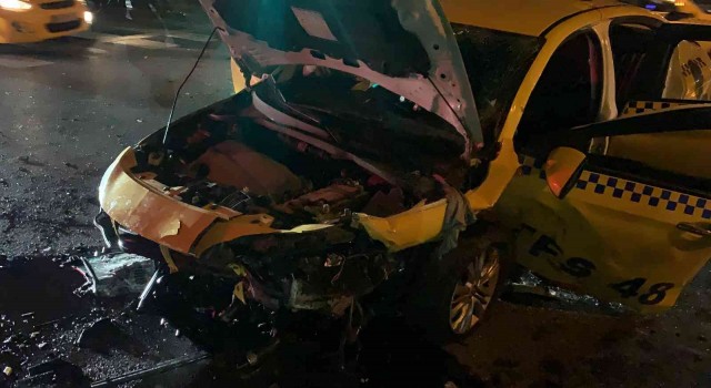 Başakşehirde ticari taksi ile otomobil çarpıştı: 4 yaralı