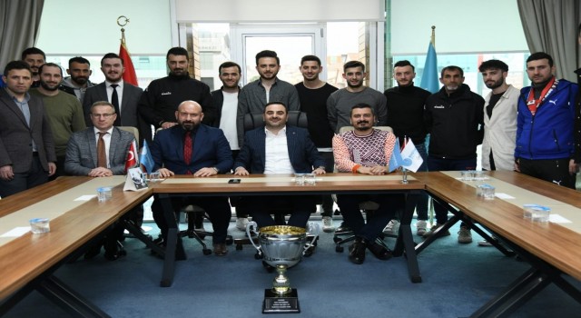Başiskele Belediyespor şampiyonluk kupasını Başkan Özlüye getirdi