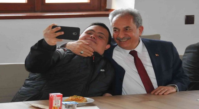 Başkan Akkaya down sendromlu bireyleri ağırladı