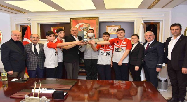 Başkan Bakkalcıoğlundan dart şampiyonlarına ödül