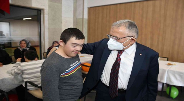 Başkan Büyükkılıç, down sendromlu minikler ile buluştu