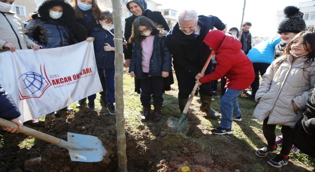 Başkan Erdem öğrencilerle fidan dikti