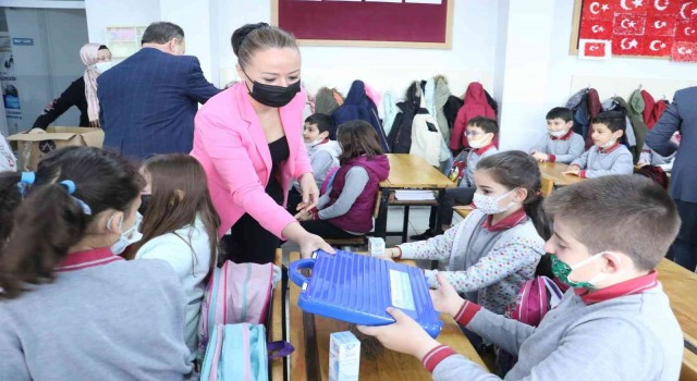 Başkan Ergünün hediyeleri minikleri sevindirdi