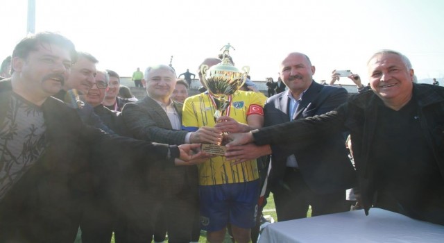 Başkan Ertürk, şampiyon Pamukörenspora kupasını verdi