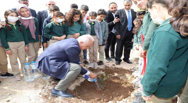 Başkan Gültak, ‘Her Çocuk Bir Fidan etkinliğinde çocuklarla birlikte fidan dikti