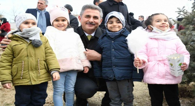 Başkan Köse Orman Haftasında miniklerle fidan dikti