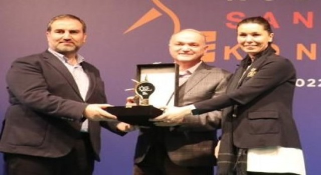 Başkan Özlü yılın en iyi dijital içerik ödülünü aldı