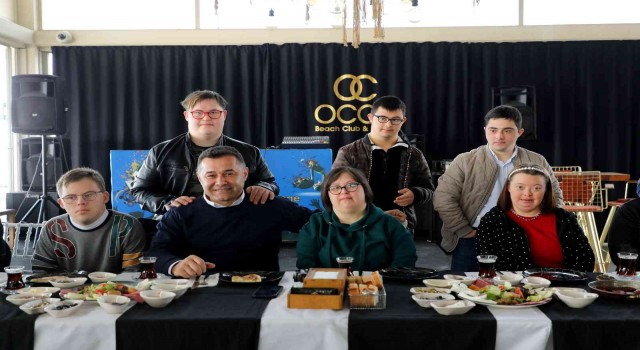 Başkan Yücel, down sendromlu bireylerle kahvaltıda buluştu