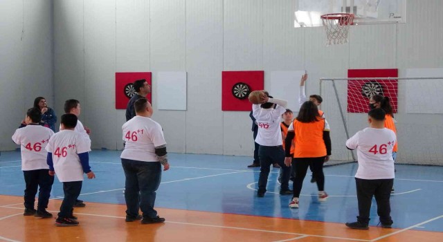 Basketbol maçı, down sendromlu çocukların yüzünü güldürdü