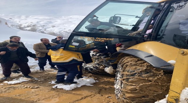 Batmanda 76 yaşındaki hasta kepçe yardımıyla ambulansa ulaştırıldı