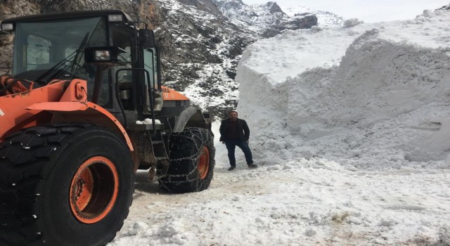Batmanda köy yoluna düşen çığ, 12 saatlik çalışmayla temizlendi