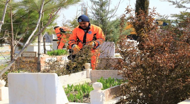 Battalgazideki mezarlıklarda ramazan temizliği