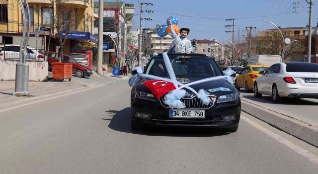 Belediye başkanının makam aracı, şehit oğluna sünnet arabası oldu