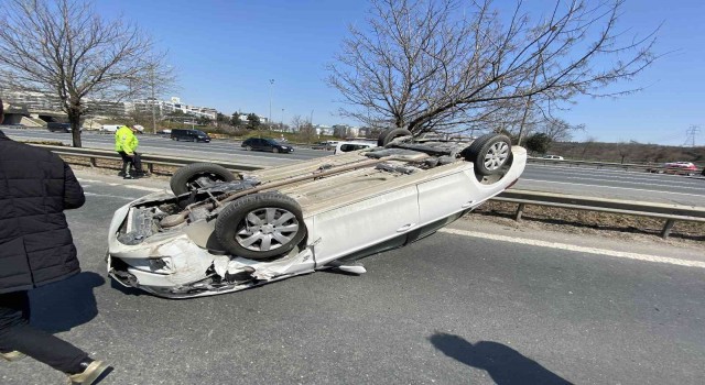 Beykoz TEM otoyolunda cipin tekerine vuran otomobil takla attı: 1 yaralı