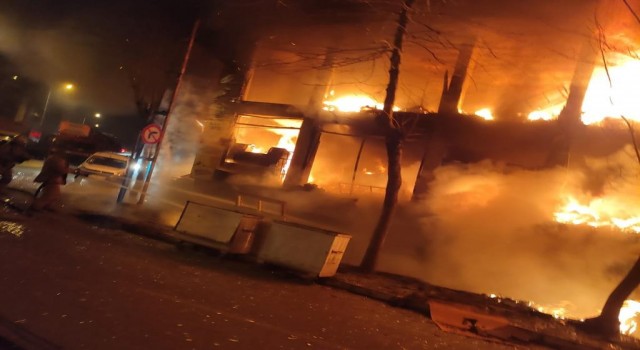 Beylikdüzünde ikinci el eşya satan iş yeri alev alev yandı