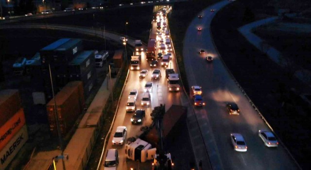 Beylikdüzünde kağıt yüklü tır devrildi: 1 yaralı