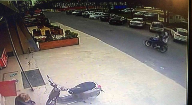 Beylikdüzünde motosikletli saldırganlar bir iş yerine silahla ateş ederek kaçtı, o anlar kameralara anbean yansıdı