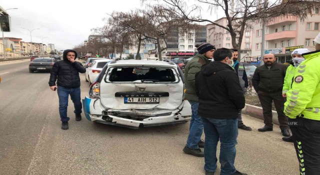 Bilecikte fabrika servis minibüsü otomobile arkadan çarptı, 4 kişi yaralandı
