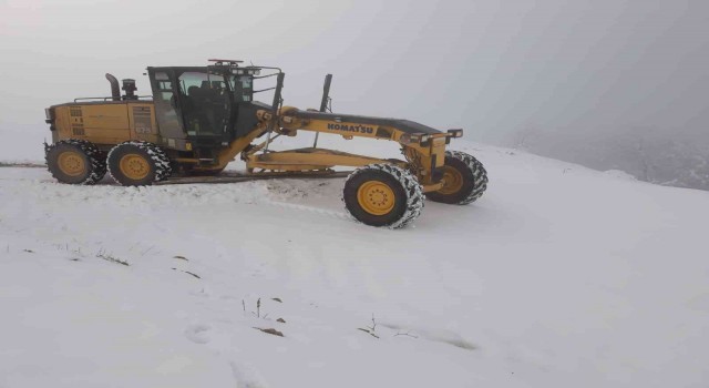 Bilecikte kardan kapanan köy yollarını açma çalışmaları sürüyor