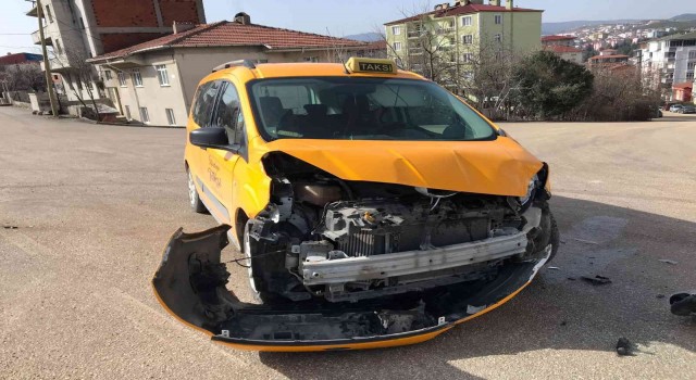 Bilecikte ticari taksi ile otomobil çarpıştı 1 kişi yaralandı