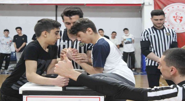 Bilek güreşi grup müsabakaları Düzcede başladı