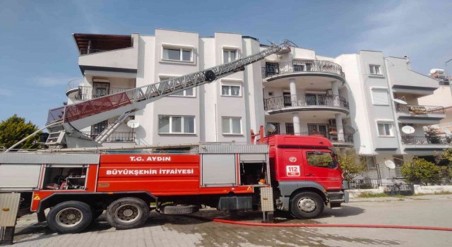 Binanın çatı katında çıkan yangın korkuttu