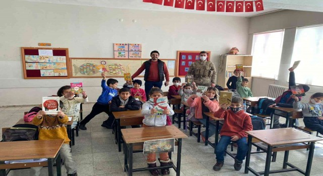 Bingölde jandarma ekipleri öğrencilerle bir araya geldi