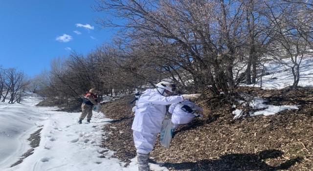 Bingölde jandarma ve polis ekipler doğaya yem bıraktı