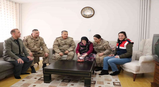 Bingölde jandarma yaşlıları ziyaret etti