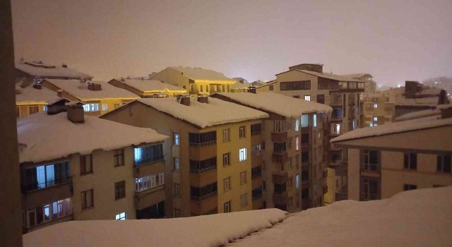 Bitlislilerin korkulu rüyası: Çatılardaki kar kütlesi